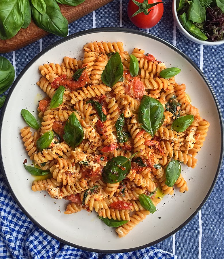 پاستا ساده با گوجه فرنگی و ریحان